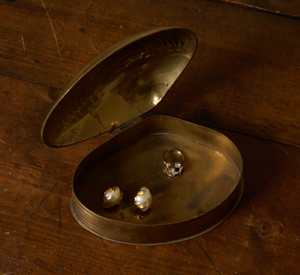 MID-CENTURY BRASS CLAMSHELL TRINKET BOX
