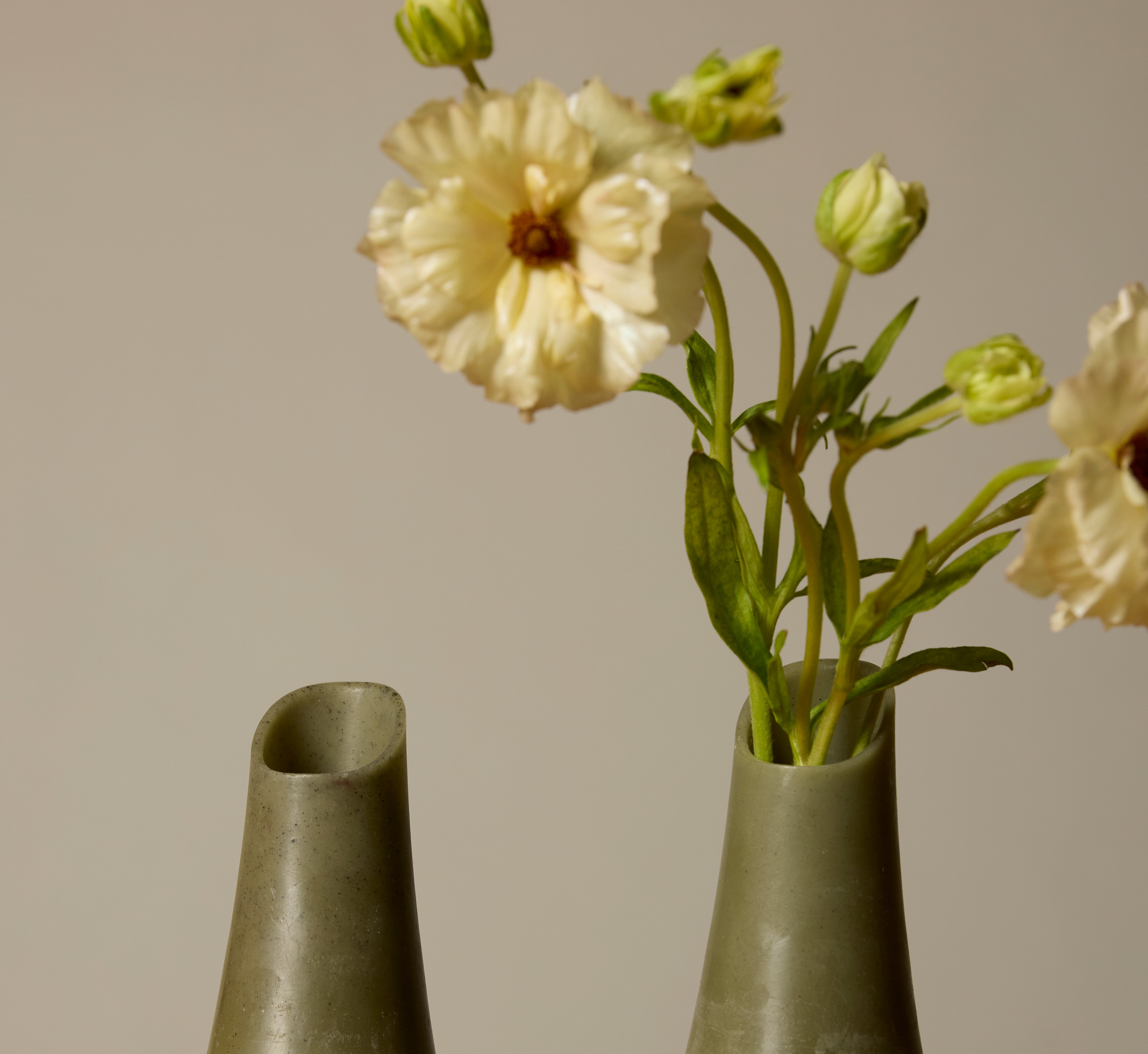 HANDS VASE PAIR IN KOMBU