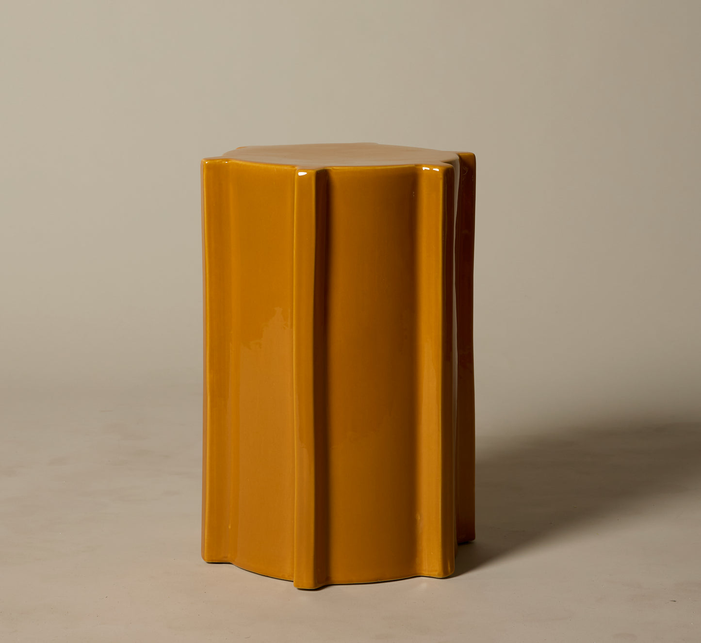 GEOMETRICAL PAWN STONEWARE SIDE TABLE IN OCHER