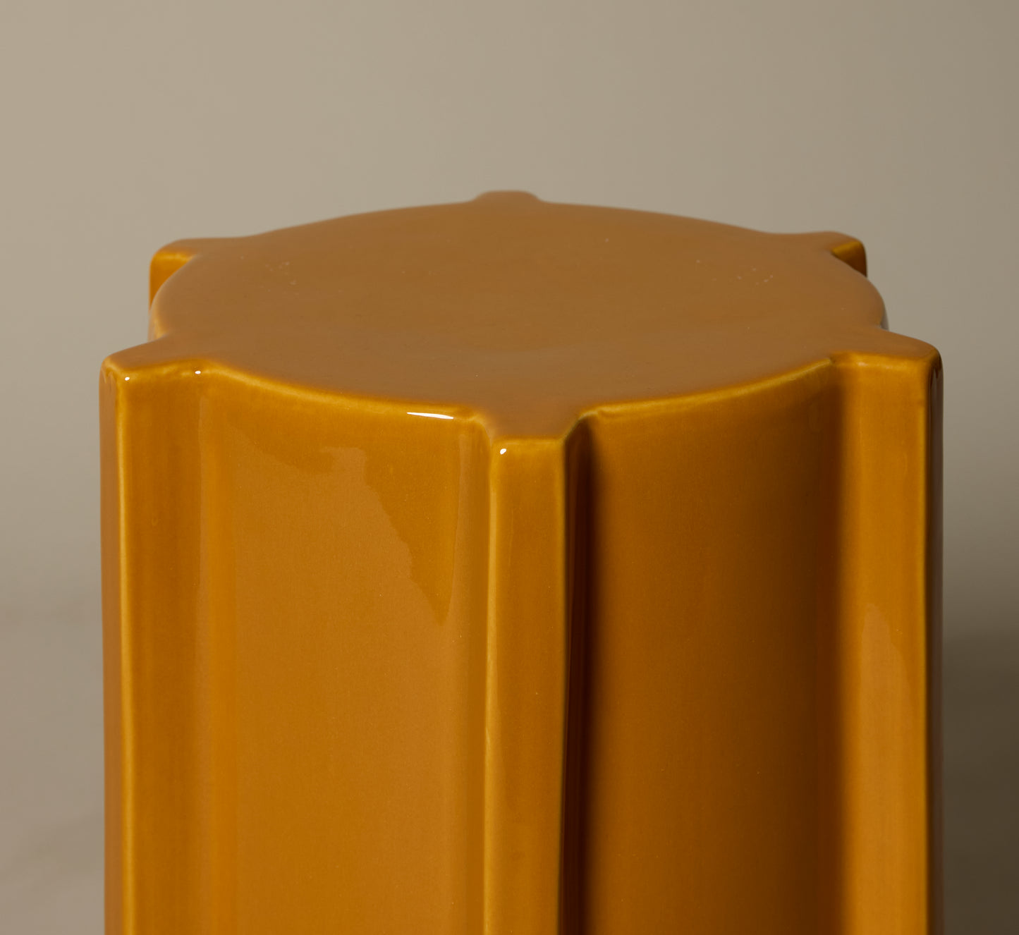 GEOMETRICAL PAWN STONEWARE SIDE TABLE IN OCHER