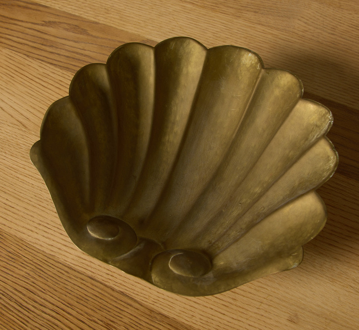 20TH CENTURY BRASS SHELL TRINKET TRAY