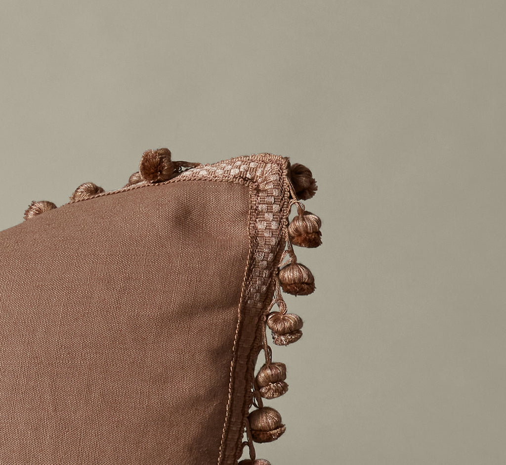 THE MAGPIE PILLOW