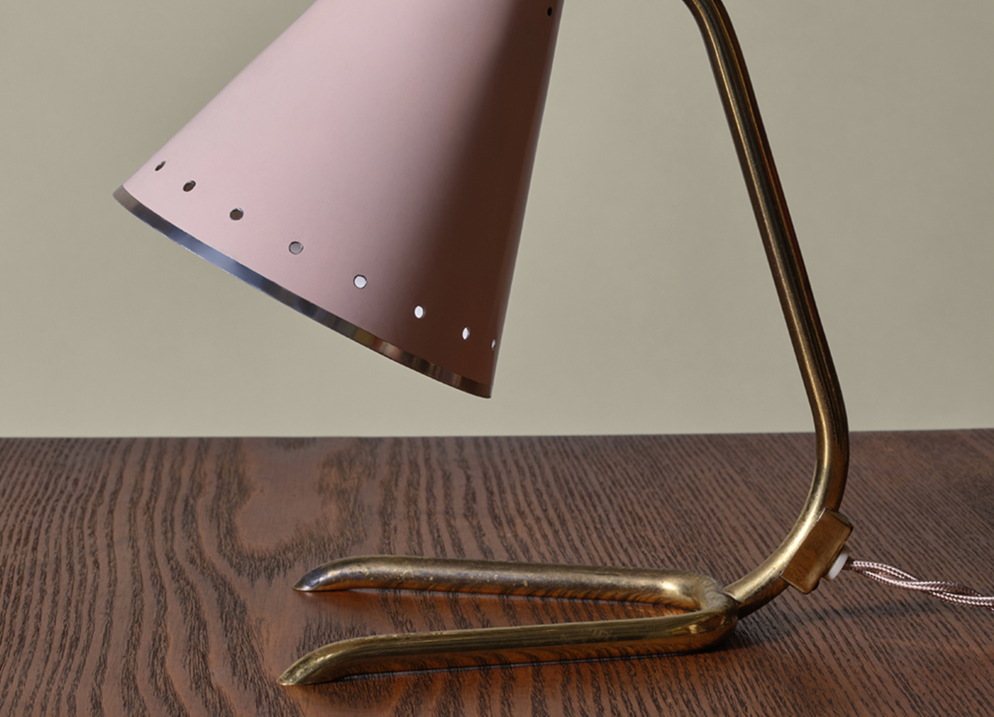 MID CENTURY PINK  AND BRASS TABLE LAMP