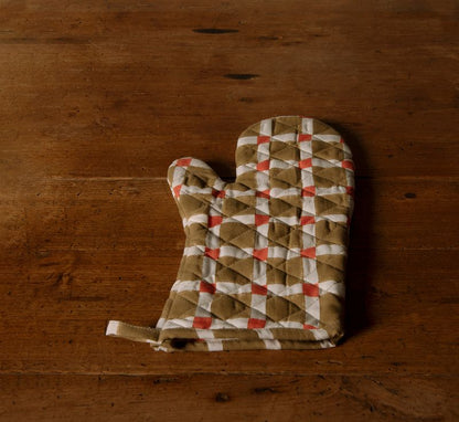 CHECKERBOARD OVEN MITT IN OLIVE AND RED