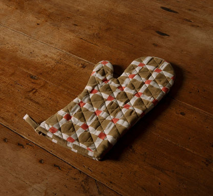 CHECKERBOARD OVEN MITT IN OLIVE AND RED