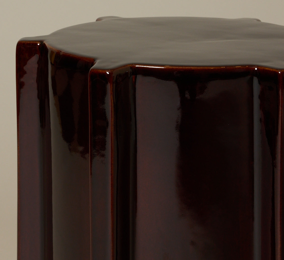 GEOMETRICAL PAWN STONEWARE SIDE TABLE IN DARK BROWN