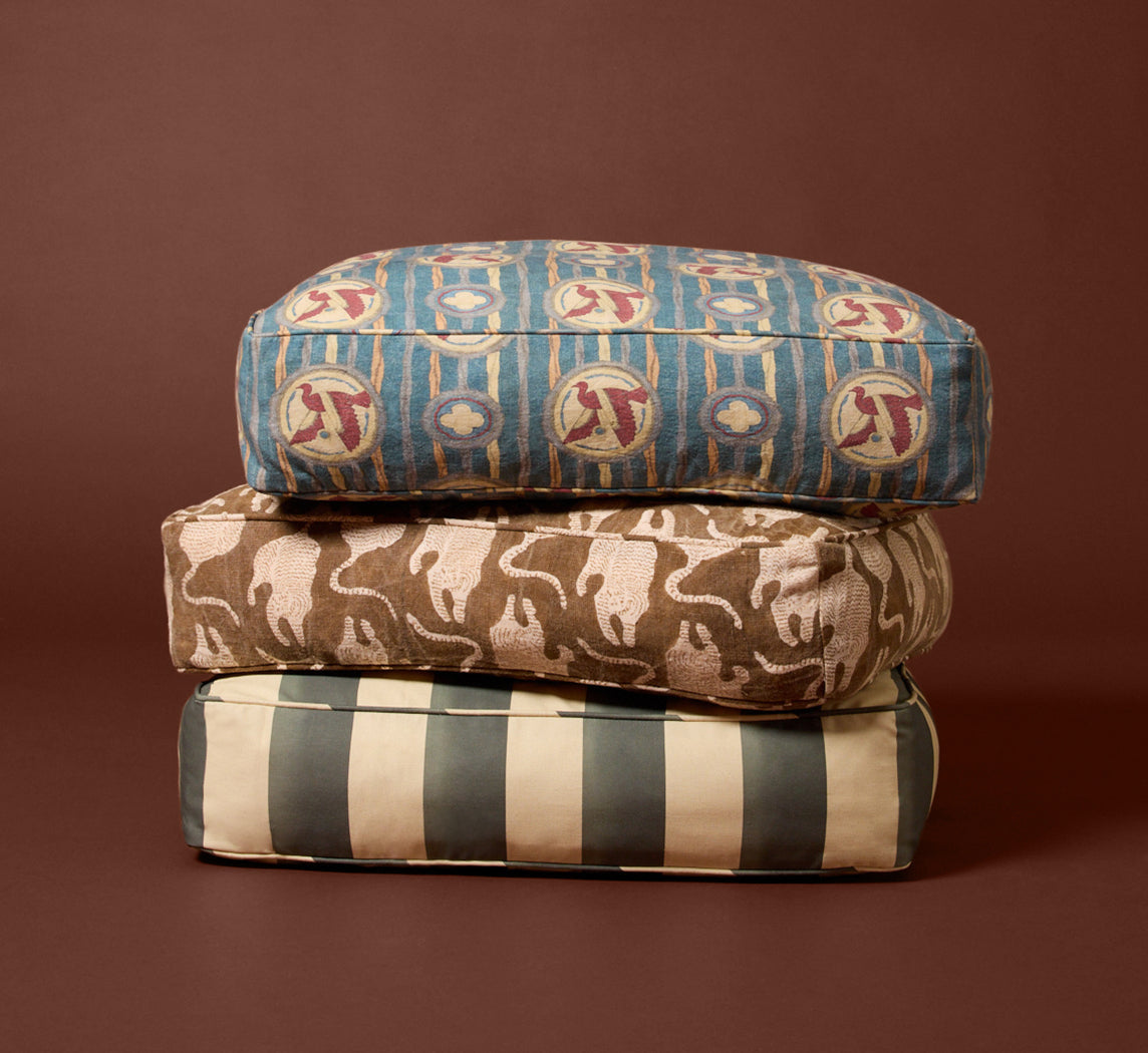 PIERCE & WARD DOG BED IN IBIS FRESCO (MULTIPLE SIZES)