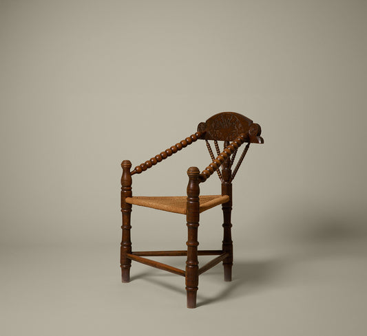 EARLY 20TH CENTURY DUTCH OAK CORNER CHAIR