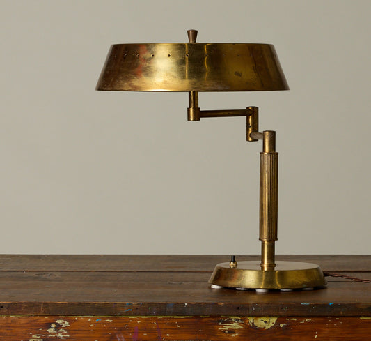 1960S ITALIAN MID-CENTURY ARTICULATING TABLE LAMP IN PATINATED BRASS