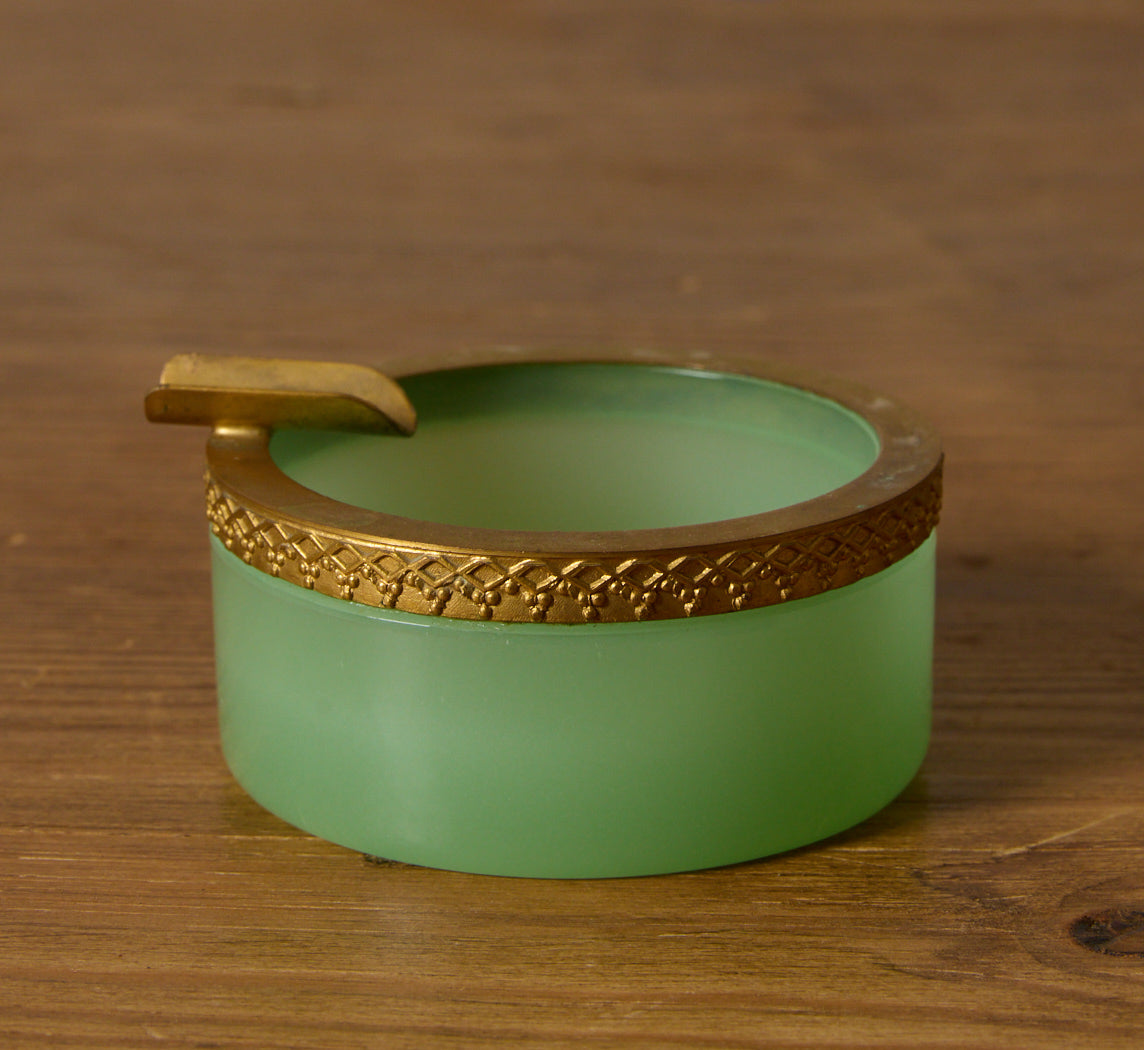 EARLY 20TH CENTURY FRENCH ART NOUVEAU OPALINE ASHTRAY