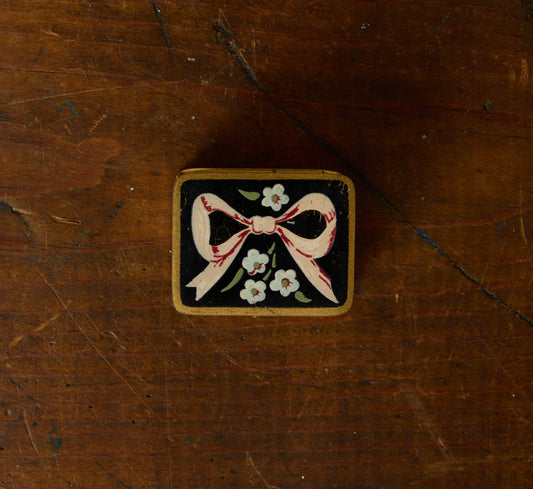 1940S ENAMELED BRASS PETITE PILL BOX WITH HAND PAINTED BOW