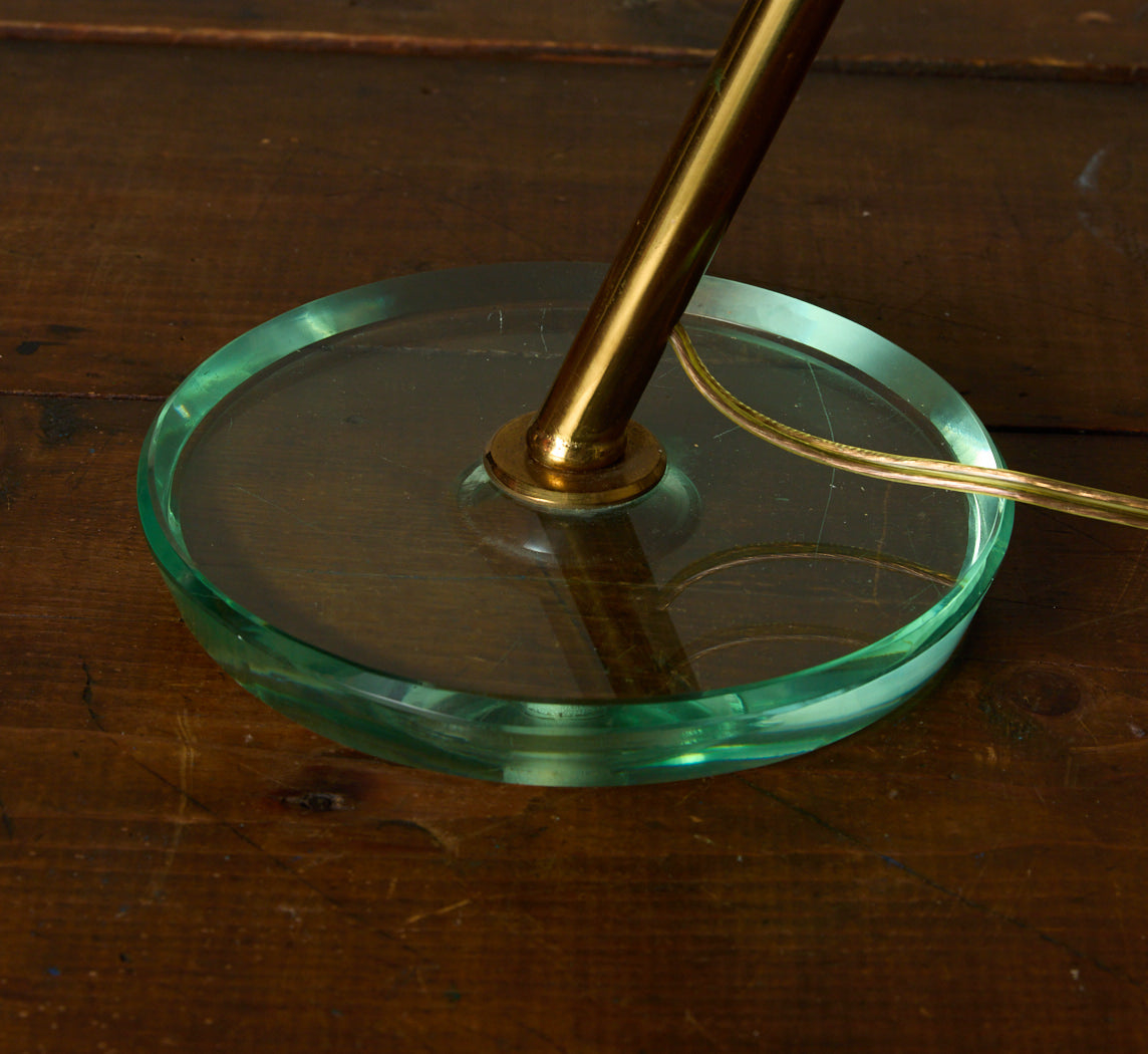 ITALIAN BRASS AND GLASS TABLE LAMP IN THE STYLE OF FONTANA ARTE