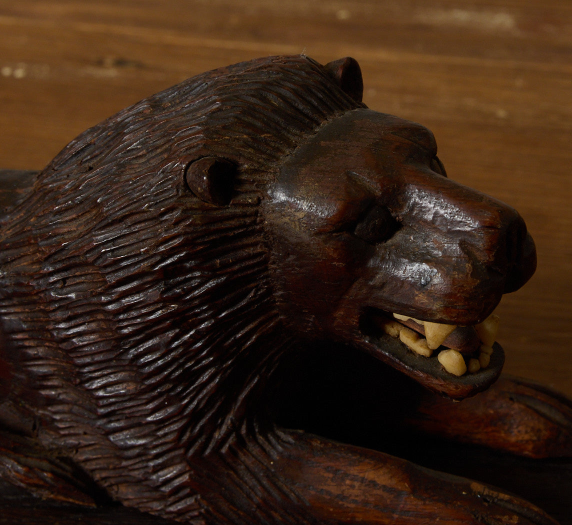 EARLY 20TH CENTURY CARVED WOODEN LION