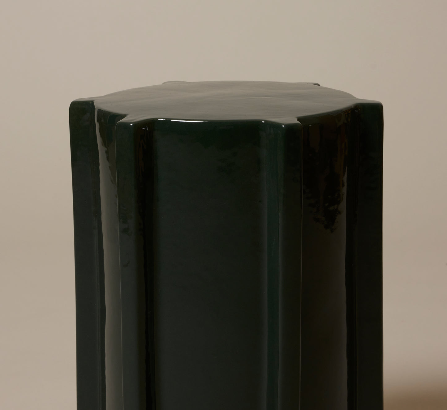GEOMETRICAL PAWN STONEWARE SIDE TABLE IN DARK GREEN