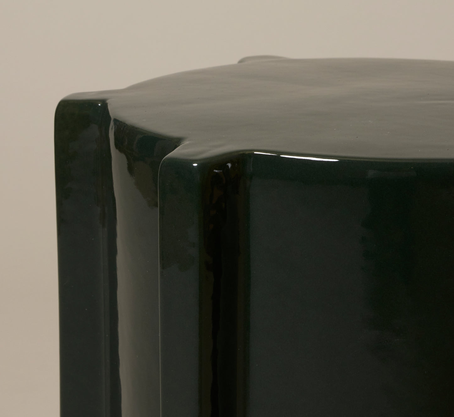 GEOMETRICAL PAWN STONEWARE SIDE TABLE IN DARK GREEN