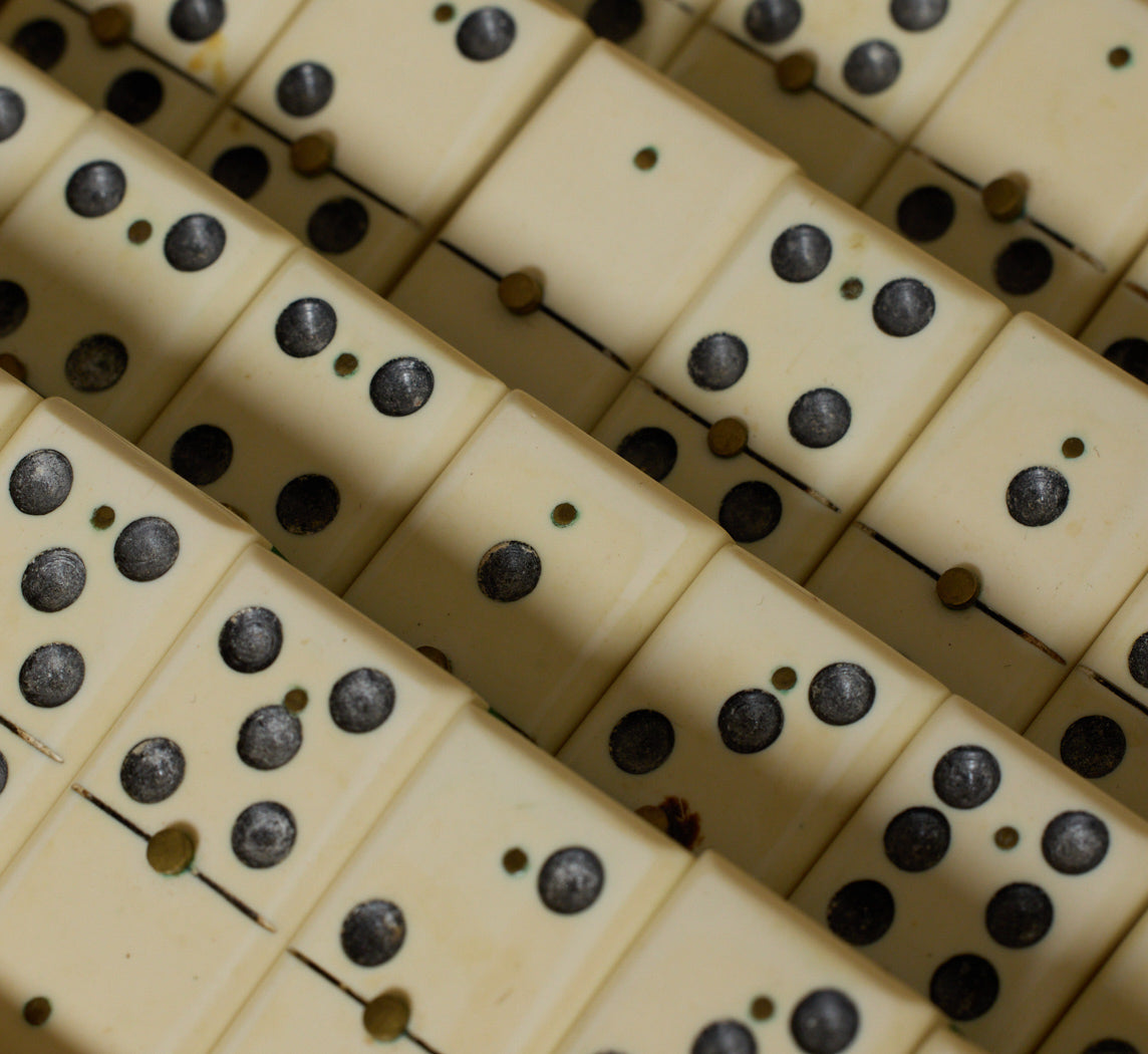 1930S BAKELITE DOMINOES SET WITH BRASS TIPS