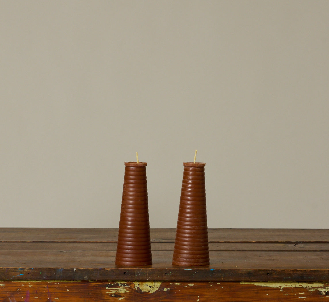 PIERCE & WARD RIBBED BEESWAX CANDLE IN CHOCOLATE BROWN