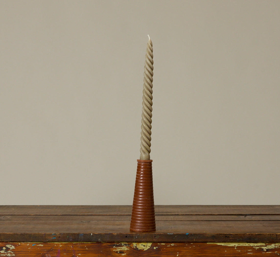 PIERCE & WARD RIBBED BEESWAX CANDLE IN CHOCOLATE BROWN