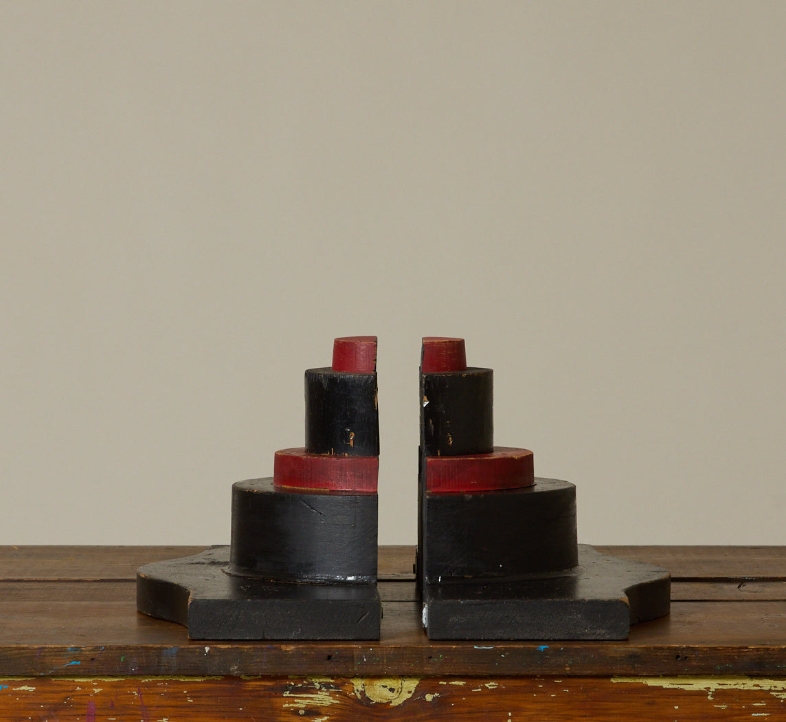 PAIR OF FRENCH ART DECO WALL SHELVES IN RED AND BLACK