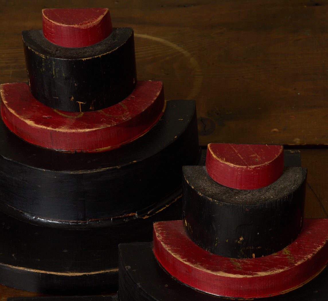 PAIR OF FRENCH ART DECO WALL SHELVES IN RED AND BLACK