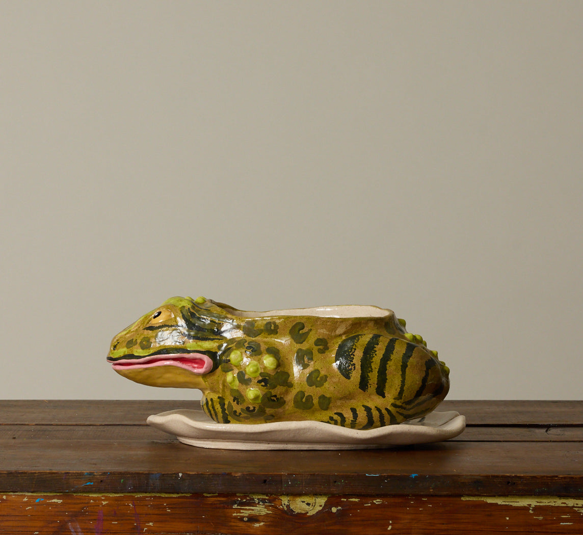 PEARCE WILLIAMS FROG PLANTER WITH LILY PAD PLATE SMALL
