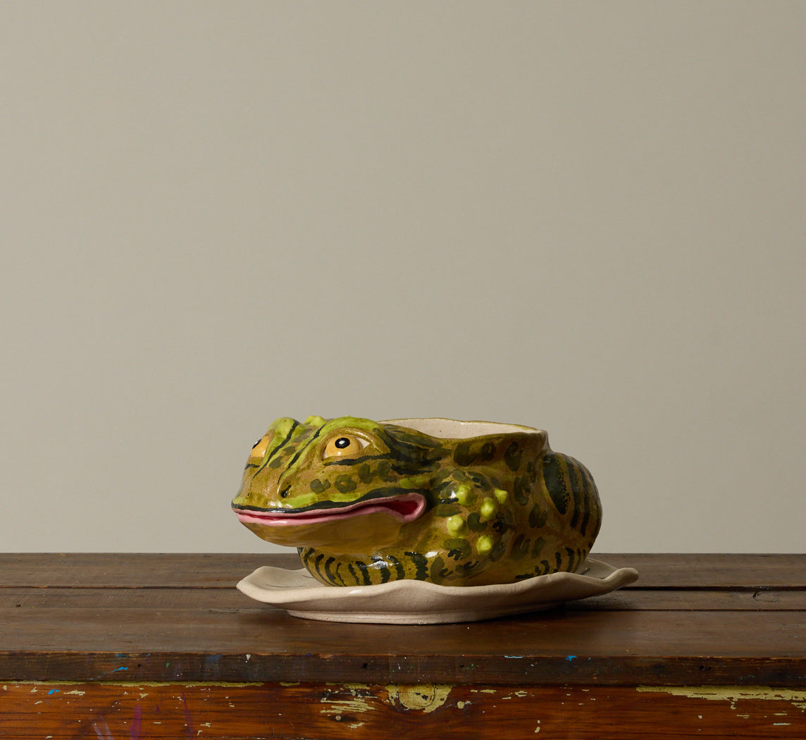PEARCE WILLIAMS FROG PLANTER WITH LILY PAD PLATE SMALL