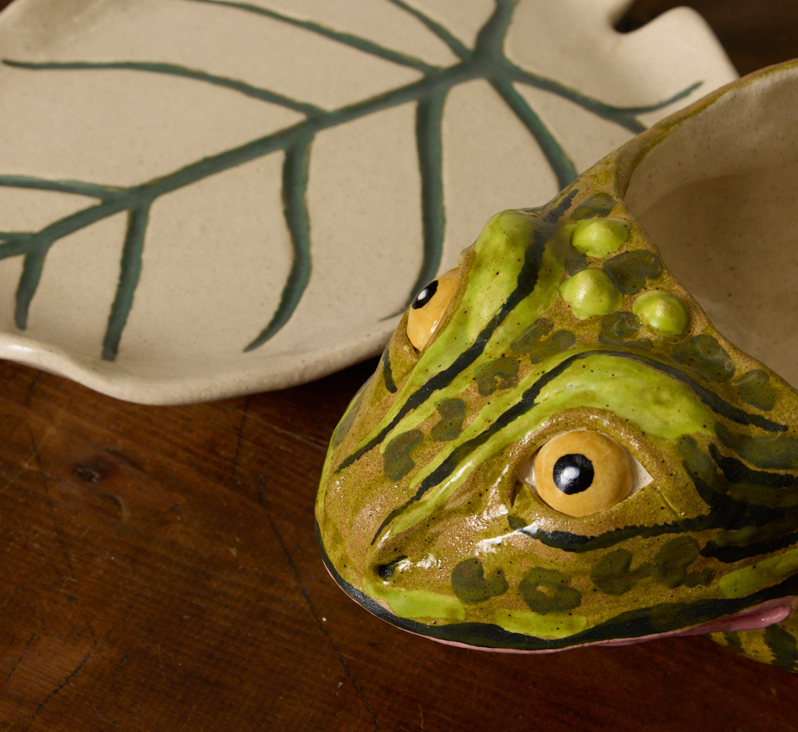 PEARCE WILLIAMS FROG PLANTER WITH LILY PAD PLATE SMALL