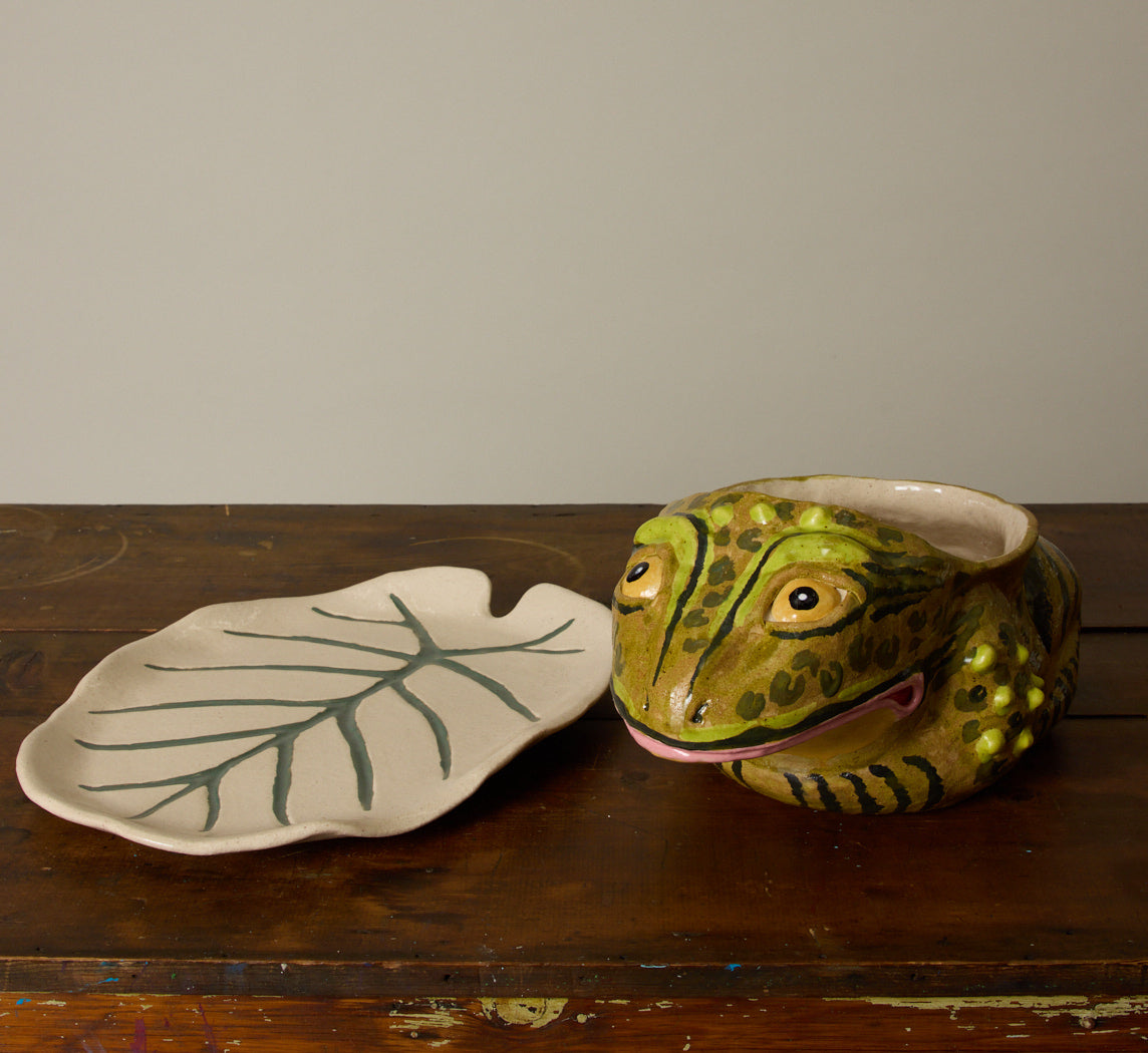 PEARCE WILLIAMS FROG PLANTER WITH LILY PAD PLATE LARGE