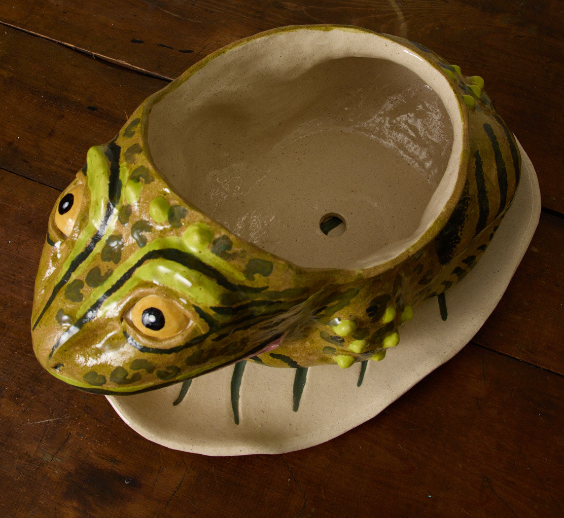 PEARCE WILLIAMS FROG PLANTER WITH LILY PAD PLATE LARGE