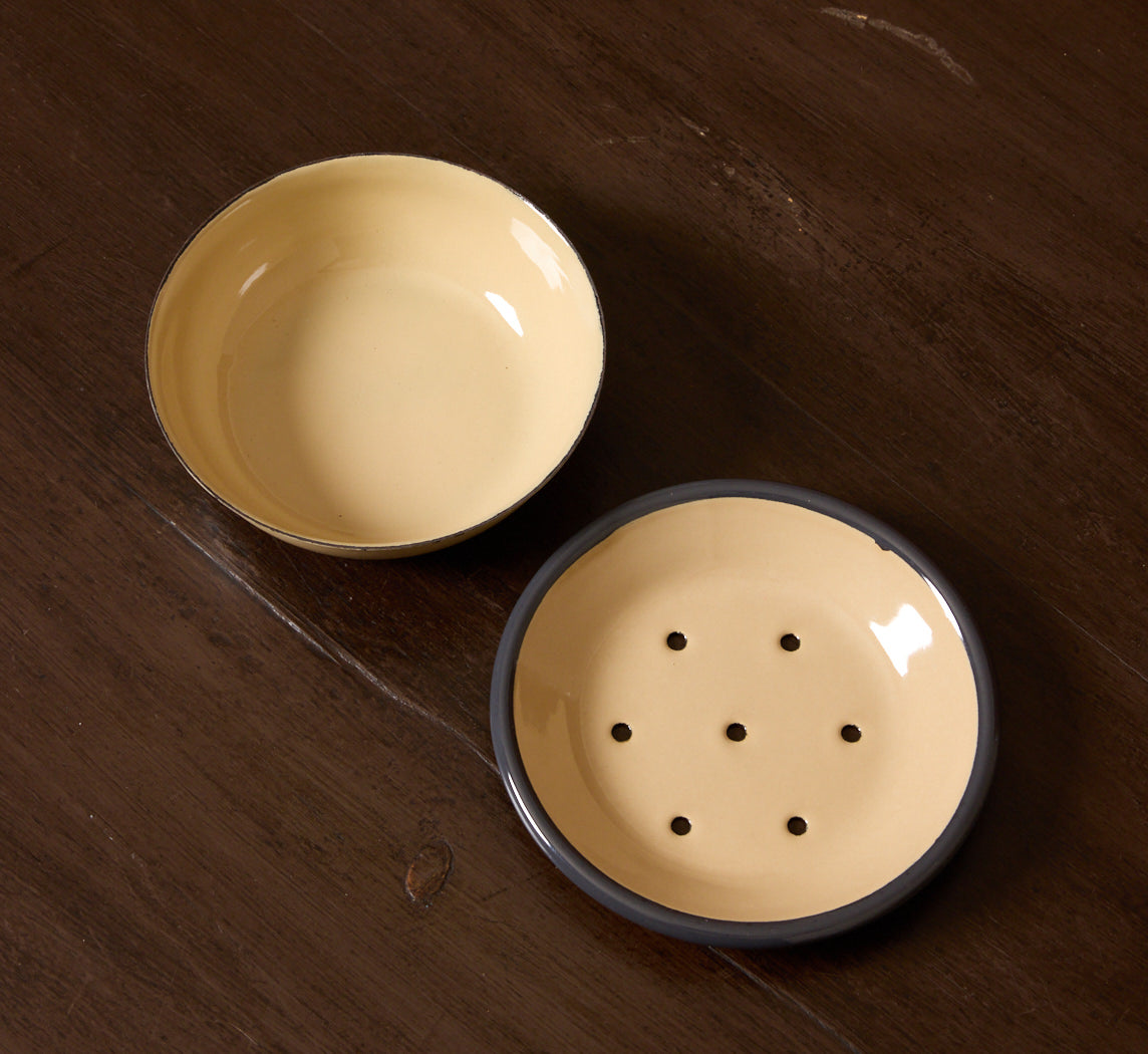 ROUND ENAMEL SOAP DISH IN THICKET
