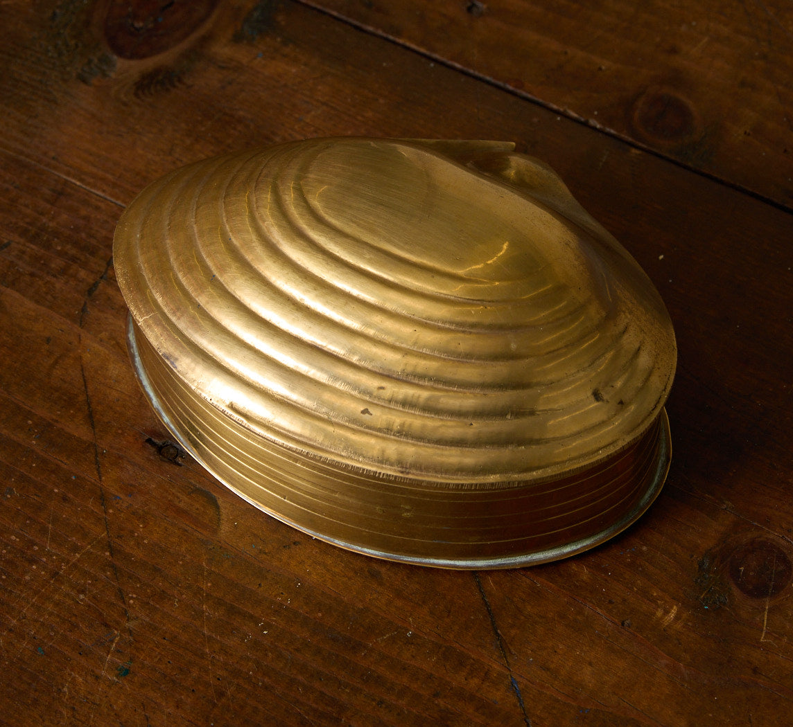 MID CENTURY BRASS CLAMSHELL BOX
