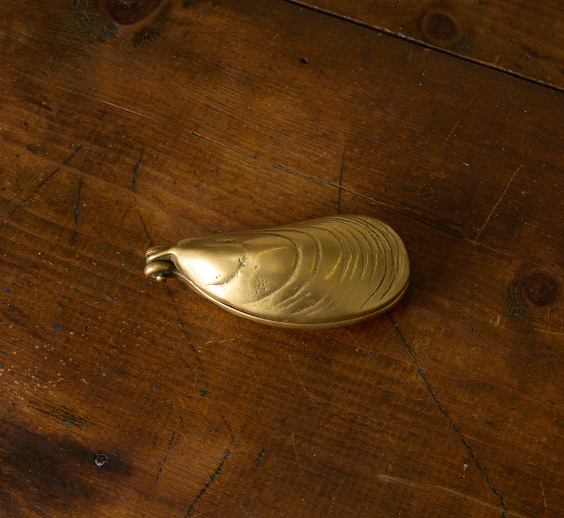 MID CENTURY BRASS MUSSEL TRINKET BOX