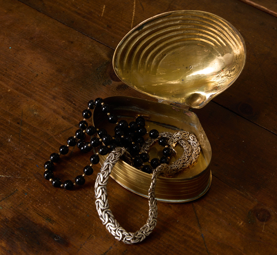 MID CENTURY BRASS CLAMSHELL BOX