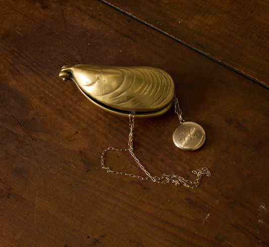 MID CENTURY BRASS MUSSEL TRINKET BOX