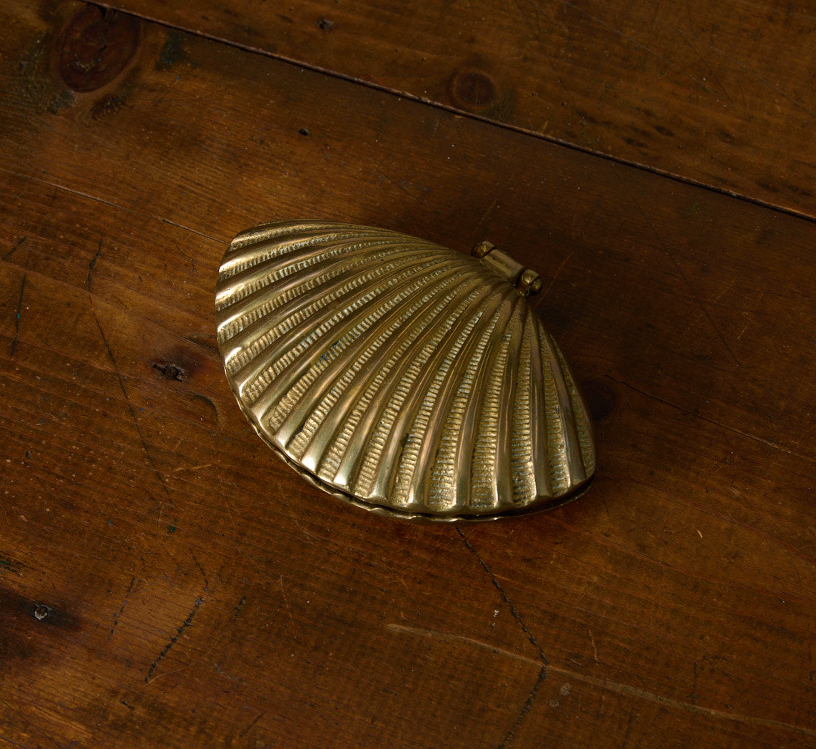 MID CENTURY BRASS CLAM SHELL BOX
