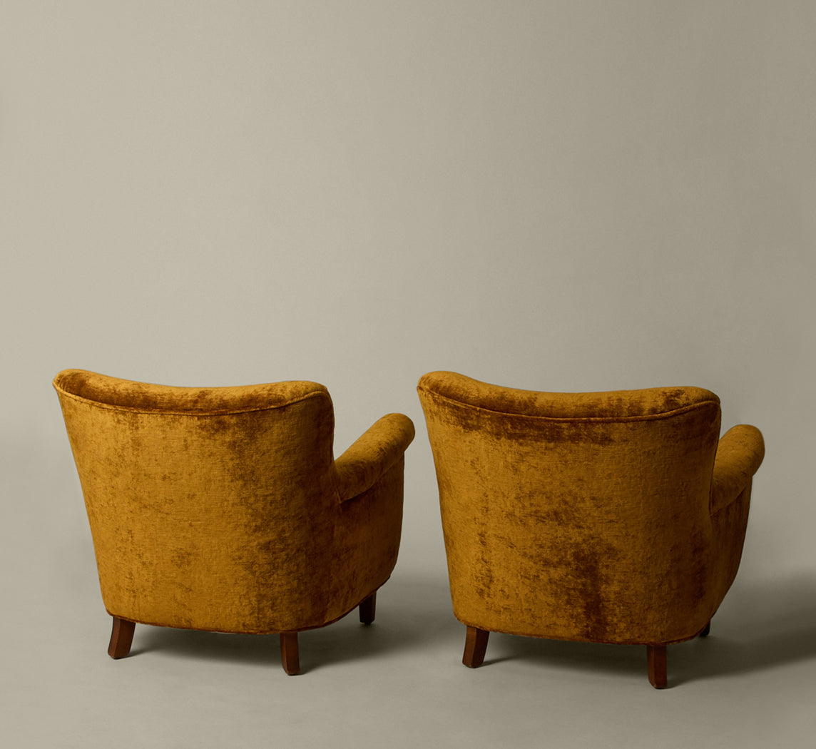 PAIR OF DANISH EASY CHAIRS IN THE MANNER OF FRITZ HANSEN