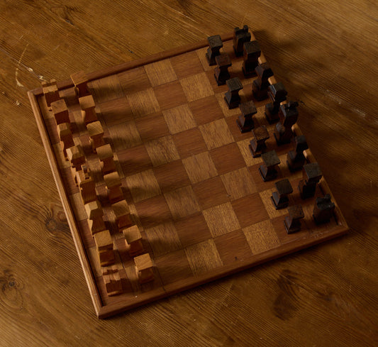 DUTCH MODERNIST HAND CRAFTED CHESS SET WITH WOOD STORAGE BOX II