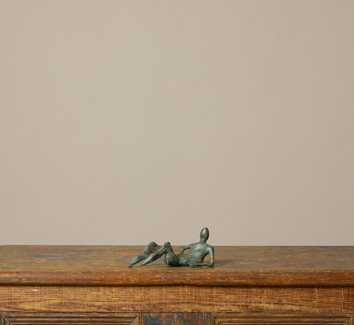 MODERNIST BRONZE FIGURE SCULPTURE IN THE STYLE OF HENRY MOORE