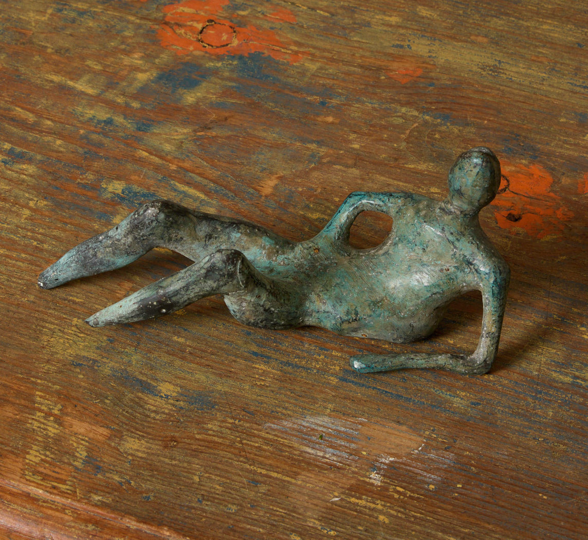MODERNIST BRONZE FIGURE SCULPTURE IN THE STYLE OF HENRY MOORE