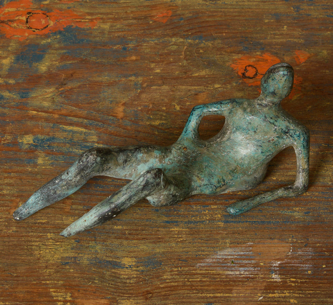 MODERNIST BRONZE FIGURE SCULPTURE IN THE STYLE OF HENRY MOORE