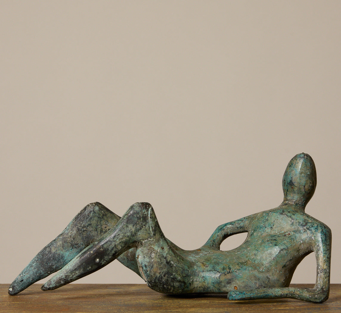 MODERNIST BRONZE FIGURE SCULPTURE IN THE STYLE OF HENRY MOORE