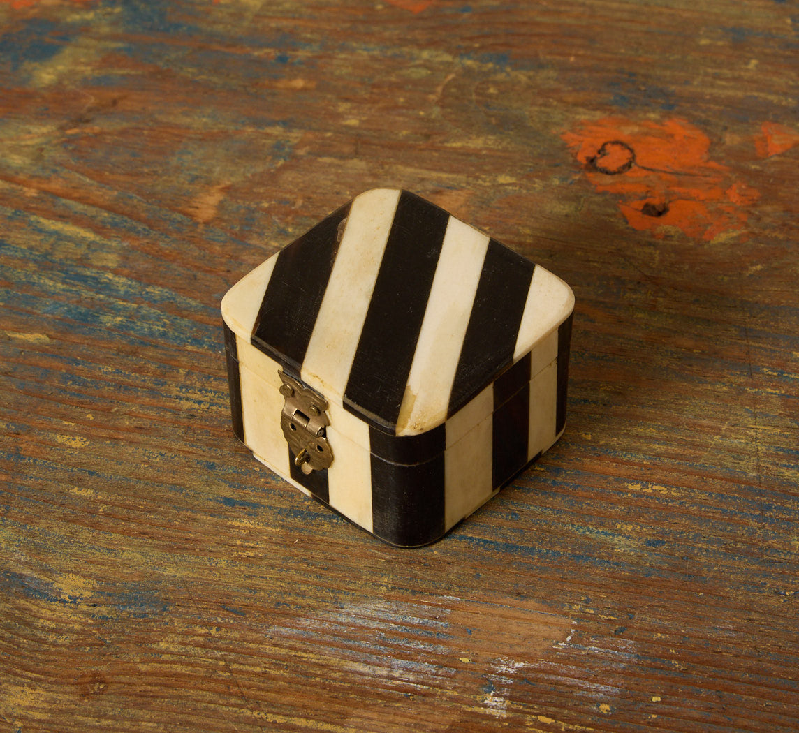 VINTAGE ART DECO STRIPED BAKELITE BOX