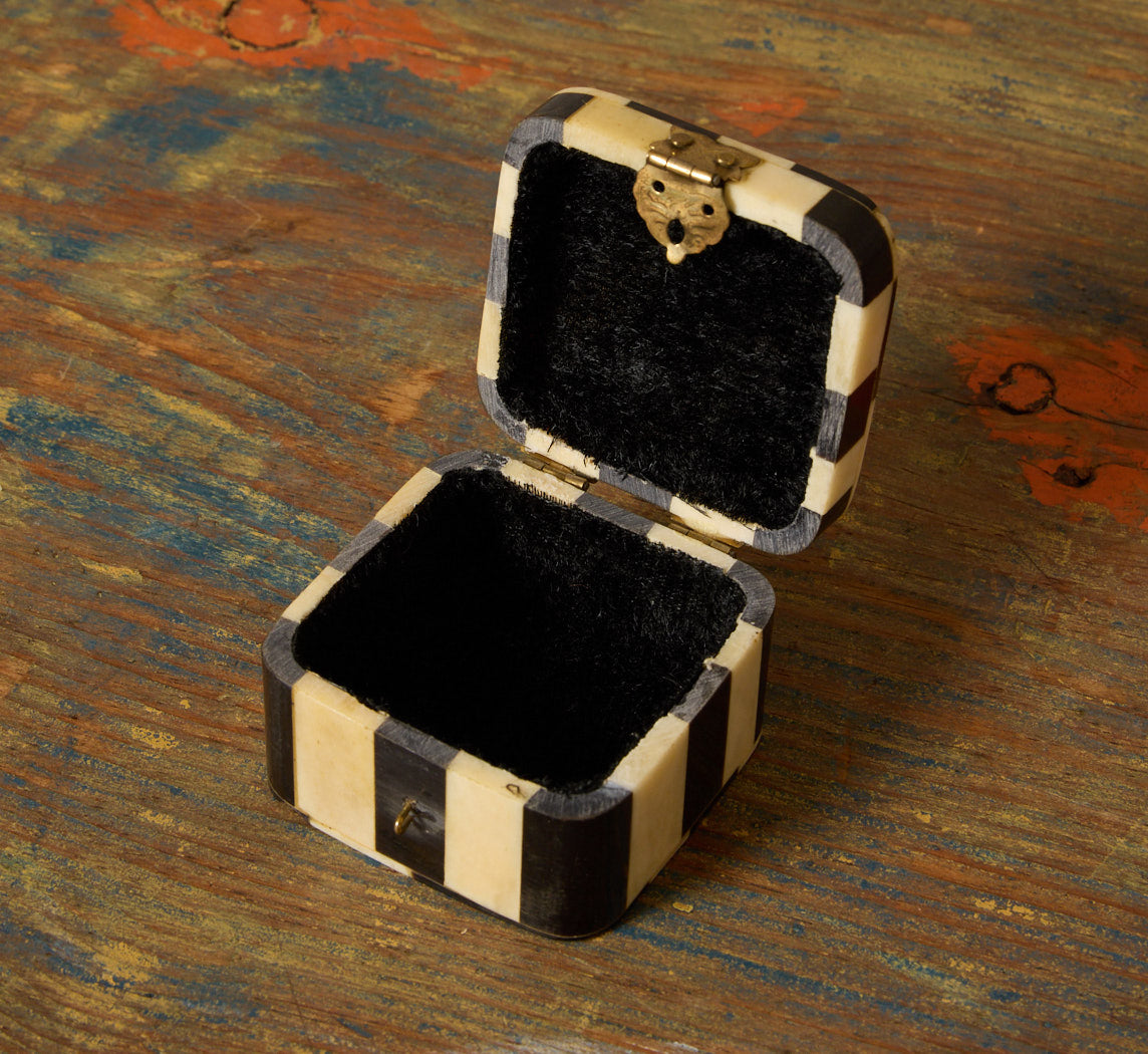 VINTAGE ART DECO STRIPED BAKELITE BOX