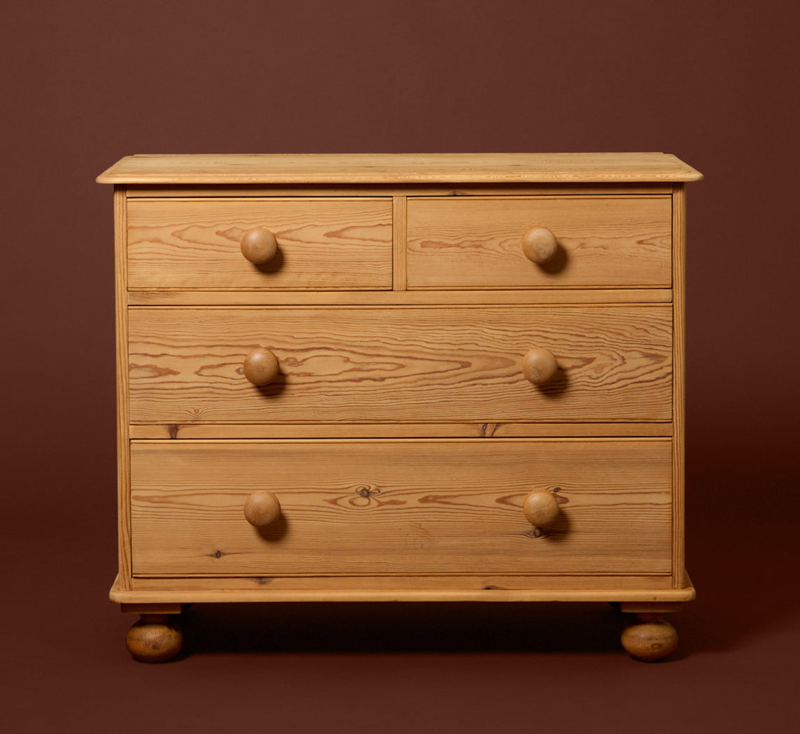 VINTAGE ENGLISH PINE CHEST OF DRAWERS