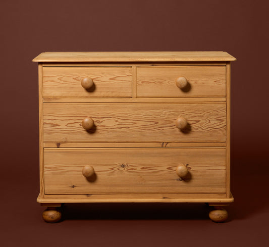 VINTAGE ENGLISH PINE CHEST OF DRAWERS