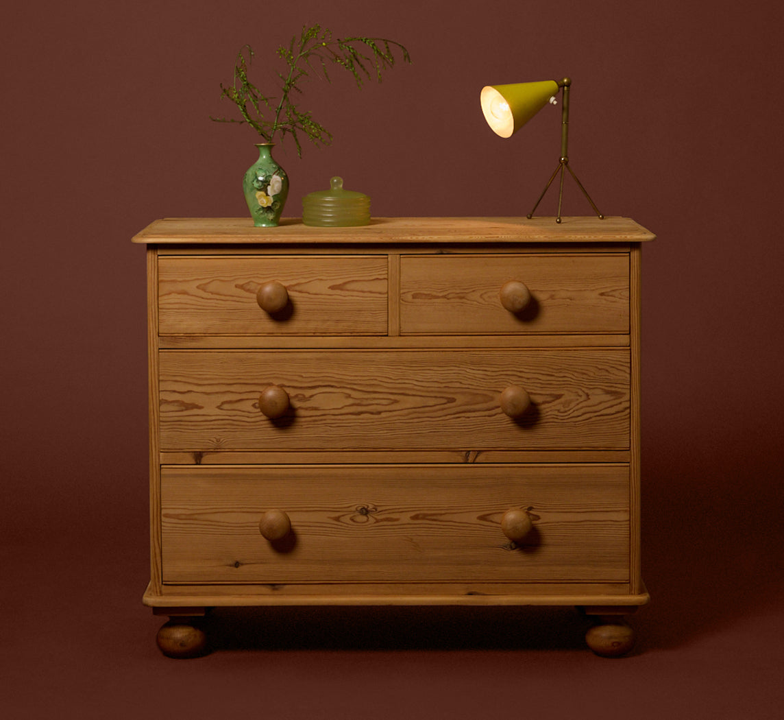 VINTAGE ENGLISH PINE CHEST OF DRAWERS