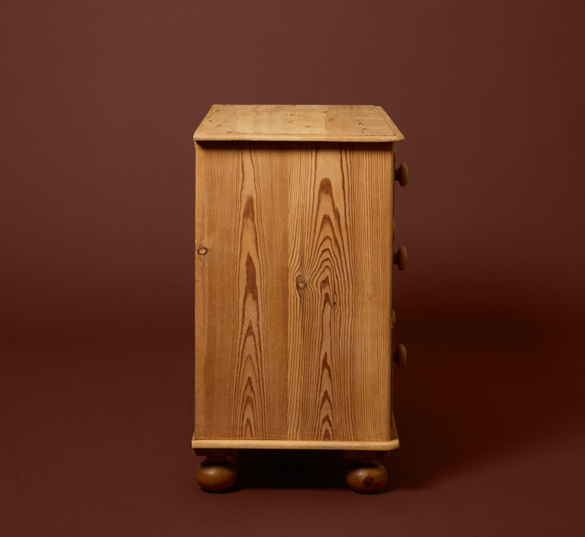 VINTAGE ENGLISH PINE CHEST OF DRAWERS