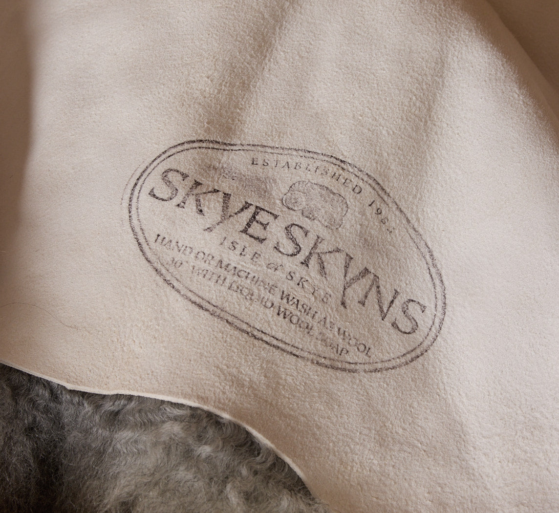 ISLE OF SKYE LIGHT PELSSAU SHEEPSKIN THROW