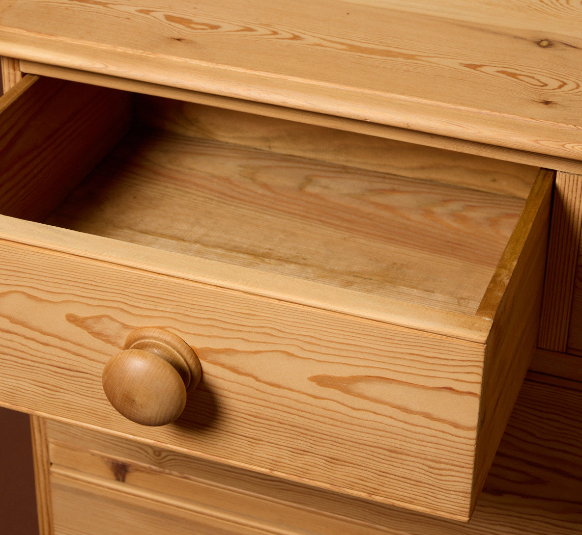 VINTAGE ENGLISH PINE CHEST OF DRAWERS