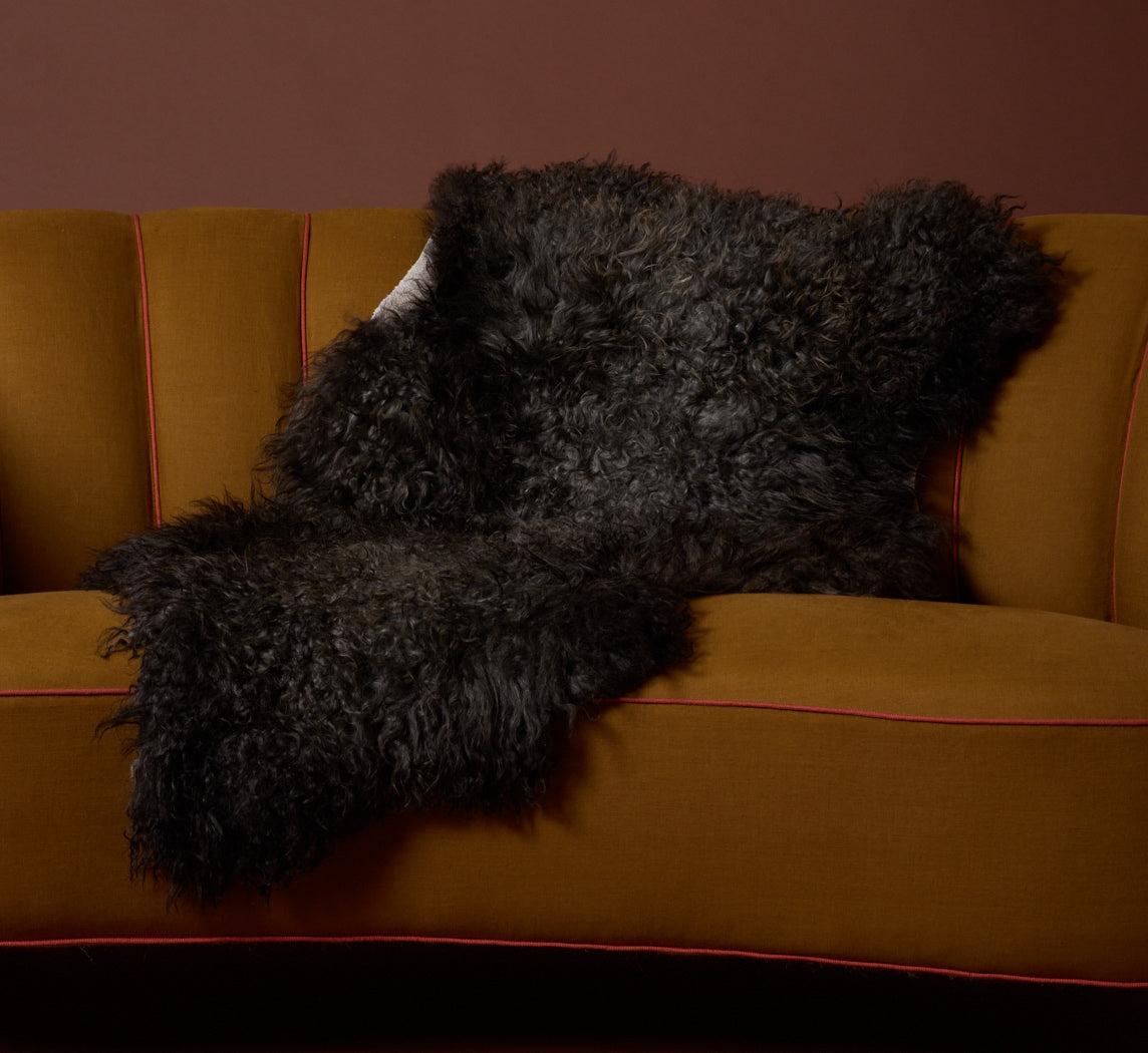 ISLE OF SKYE DARK PELSSAU SHEEPSKIN THROW